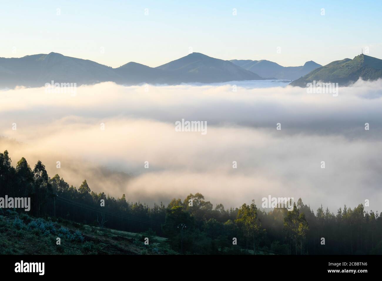 Alba con un mare di nuvole e montagne di Bizkaia sullo sfondo Foto Stock