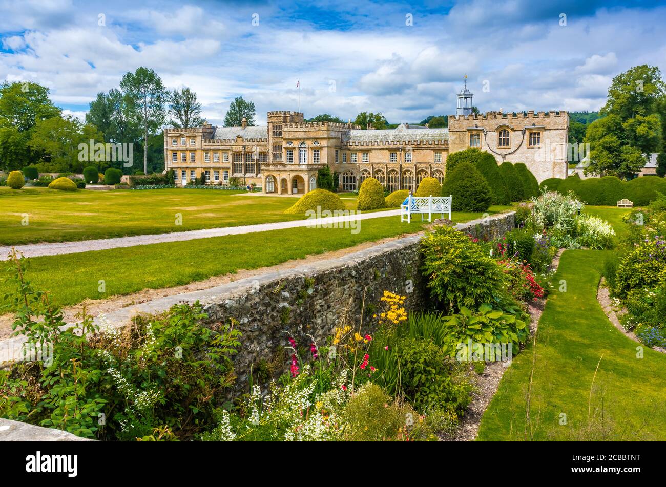 Giardini dell'abbazia di Forde a Dorset in un giorno d'estate. Foto Stock
