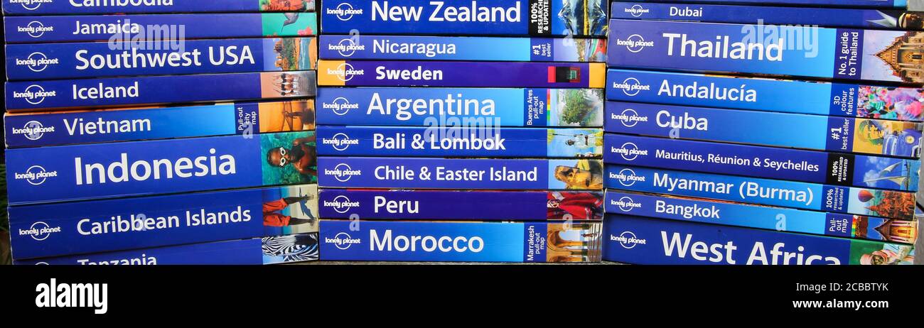 Viersen, Germania - 9 luglio. 2020: Visualizza su una pila di libri di guide solitarie da tutto il mondo (Focus on center) Foto Stock