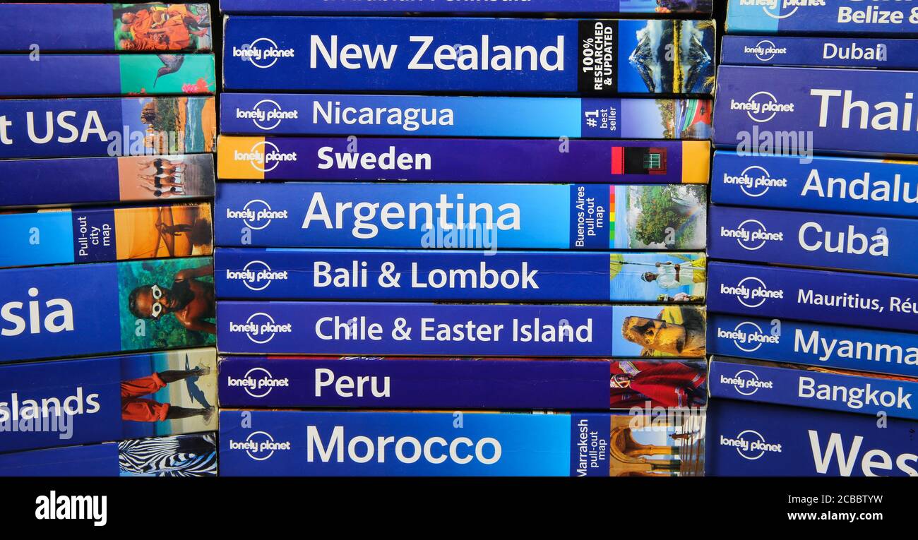 Viersen, Germania - 9 luglio. 2020: Visualizza su una pila di libri di guide solitarie da tutto il mondo (Focus on center) Foto Stock