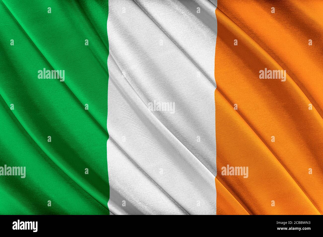 Bandiera colorata irlandese che sventola nel vento. Foto Stock
