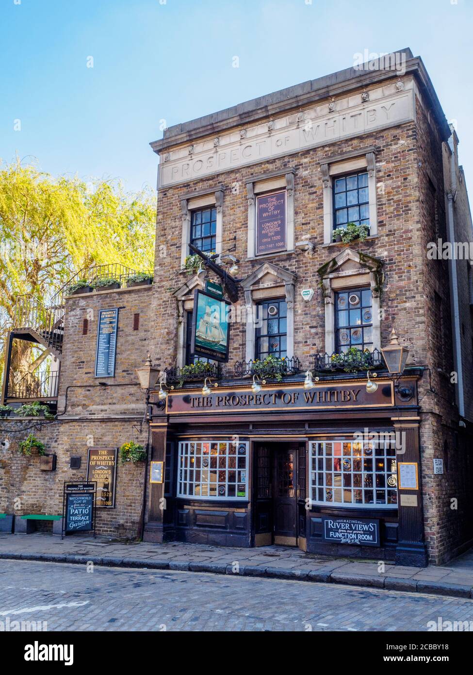 La prospettiva di Whitby è la più antica taverna sul fiume, risalente intorno al 1520 - Londra, Inghilterra Foto Stock