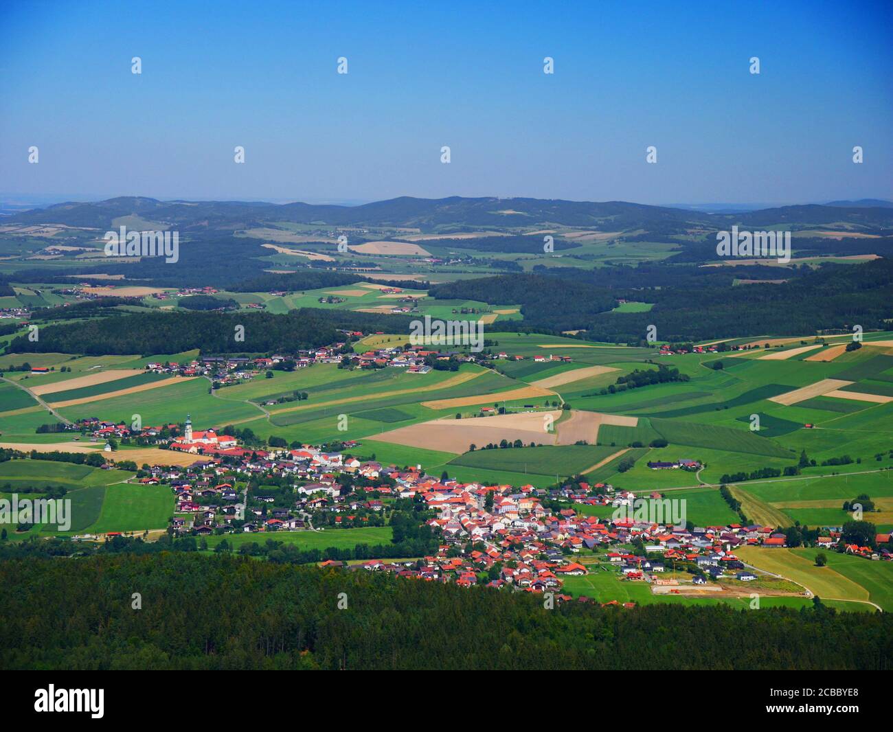 Neukirchen, Germania: Vista aerea dall'Hohenbogen sulla città Foto Stock