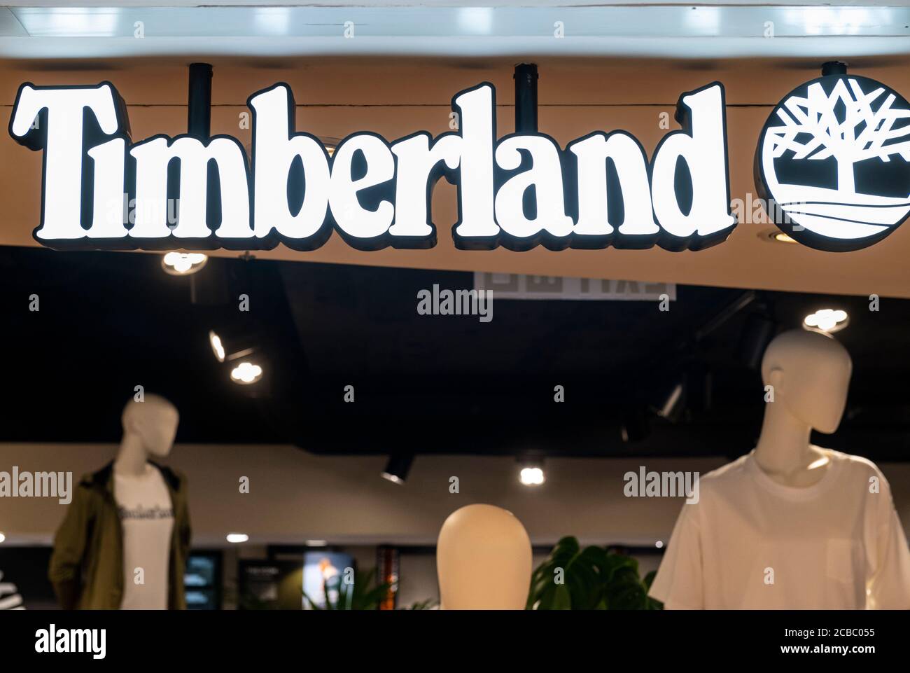 Marchio americano di abbigliamento e calzature marchio Timberland logo e  negozio visto a Hong Kong Foto stock - Alamy