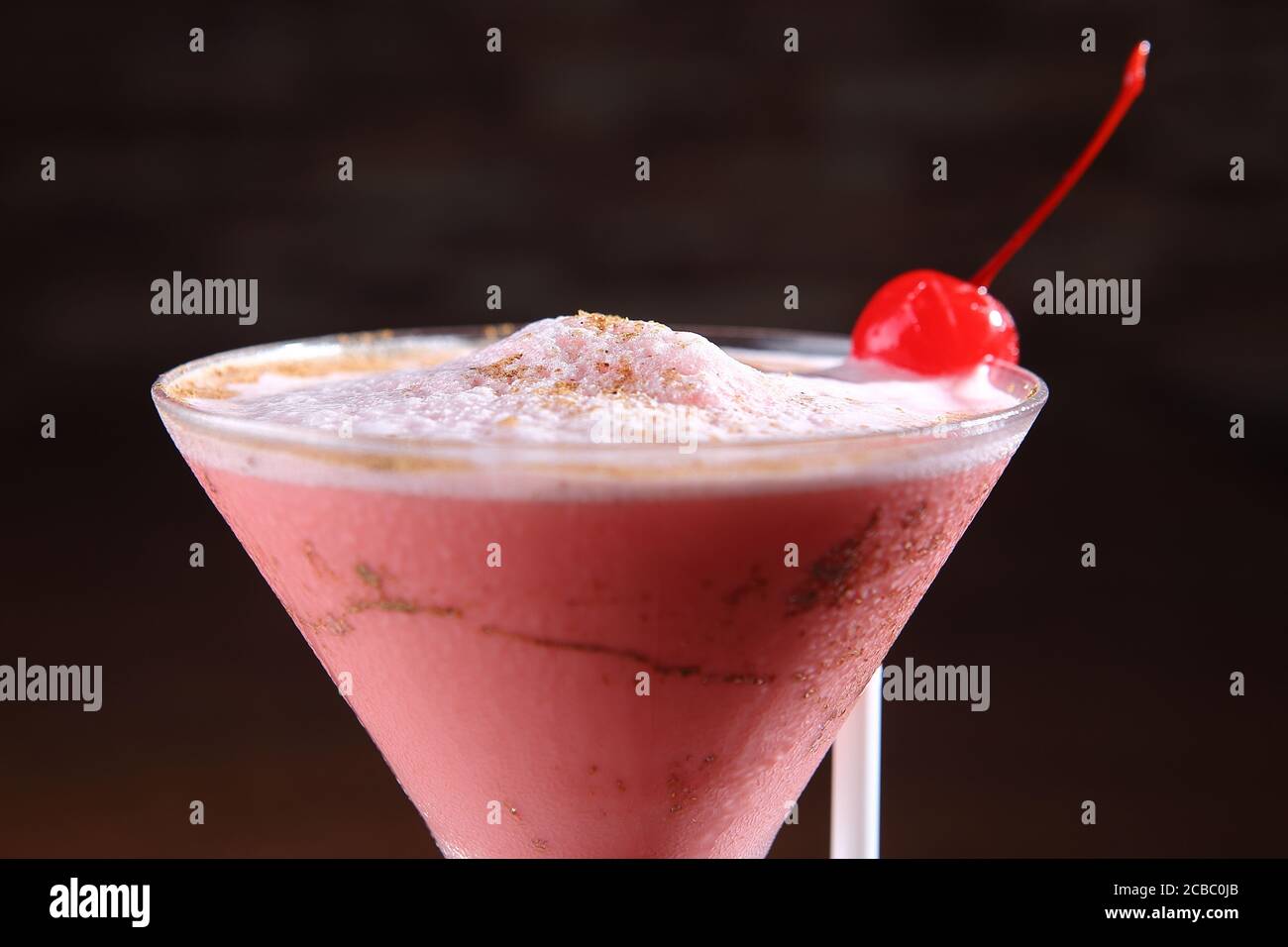 Primo piano di un bicchiere di cocktail di calza di seta servito con una ciliegia in cima Foto Stock