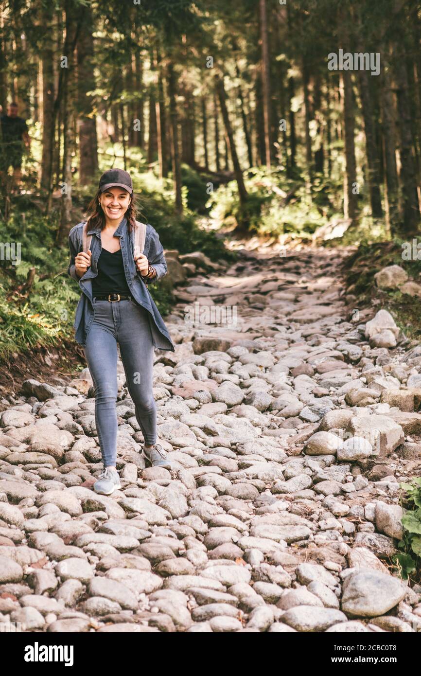 Donna con zaino trekking nella foresta di pietra il sentiero percorso Foto Stock