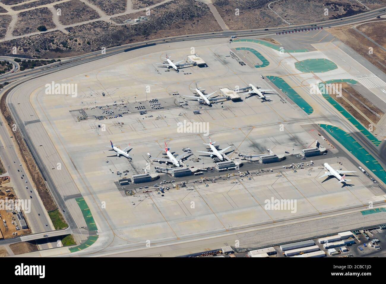 Remote porte occidentali dell'aeroporto internazionale di Los Angeles negli Stati Uniti. Vista aerea di cancelli remoti per grandi jet nell'aeroporto di LAX. Foto Stock