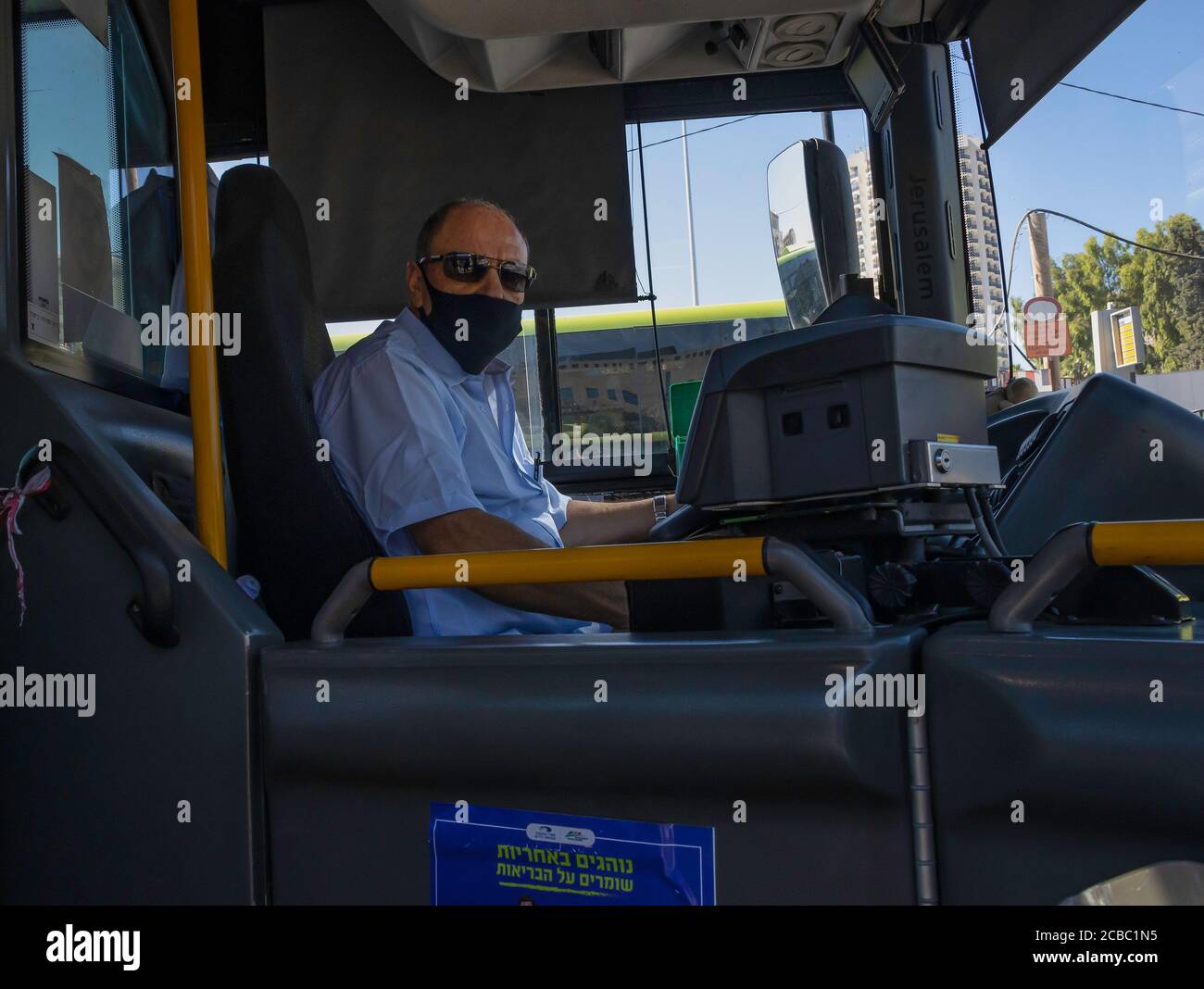 Gerusalemme, Israele - 6 agosto 2020: Un autista di autobus israeliano che indossa una maschera COVID a Gerusalemme. Foto Stock