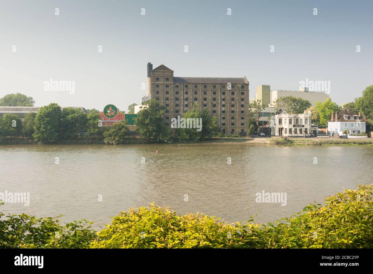La birreria Mortlake (ex fabbrica di birra Stag), ora chiusa, sul Tamigi, a sud-ovest di Londra, Mortlake, Londra, Regno Unito Foto Stock