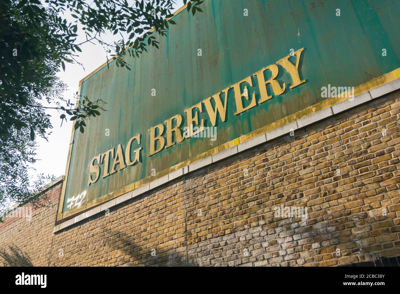 Un cartello della fabbrica di birra Stag all'esterno della fabbrica di birra Mortlake, ora chiusa, a sud-ovest di Londra, Mortlake, Londra, Regno Unito Foto Stock