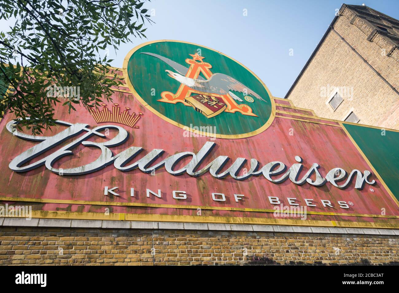 Un cartello Budweiser all'esterno dell'ormai chiusa fabbrica di birra Mortlake (ex fabbrica di birra Stag) a sud-ovest di Londra, Mortlake, Londra, Regno Unito Foto Stock