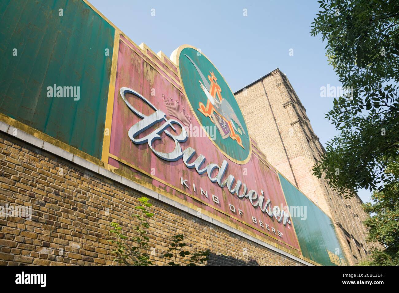 Un cartello Budweiser all'esterno dell'ormai chiusa fabbrica di birra Mortlake (ex fabbrica di birra Stag) a sud-ovest di Londra, Mortlake, Londra, Regno Unito Foto Stock