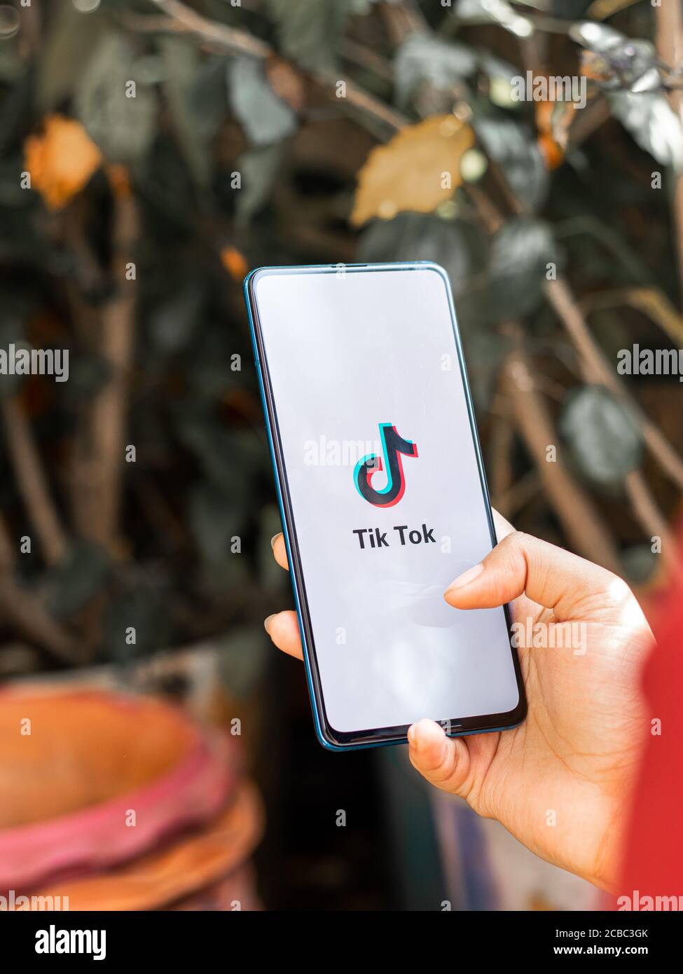 Assam, india - Agosto 8, 2020 : il logo dell'app Tiktok sull'immagine dello stock dello schermo del telefono. Foto Stock