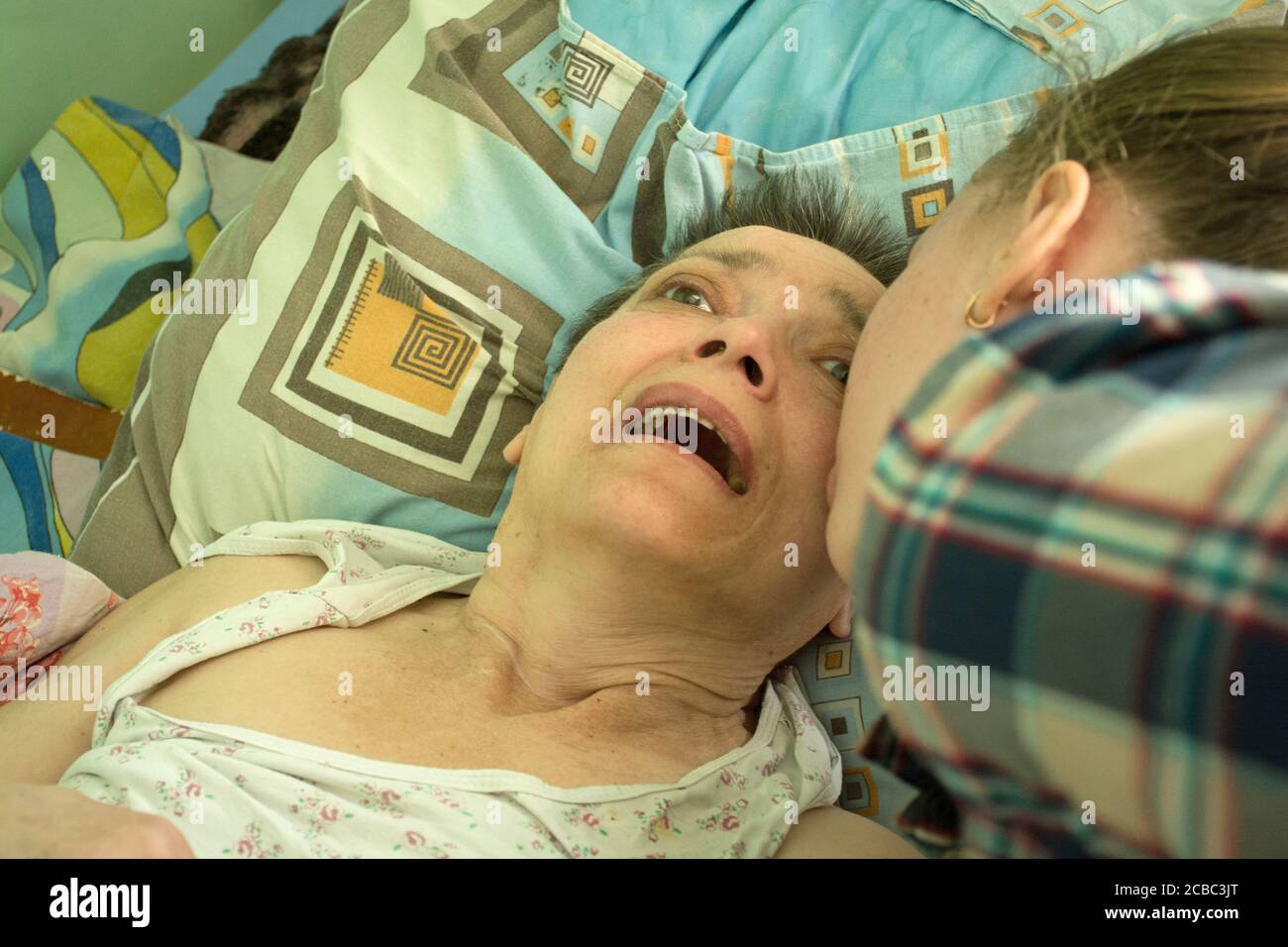La donna ha il morbo di Alzheimer. Demenza. Malattia di Alzheimer. Vita reale. Perdita di memoria. Foto Stock