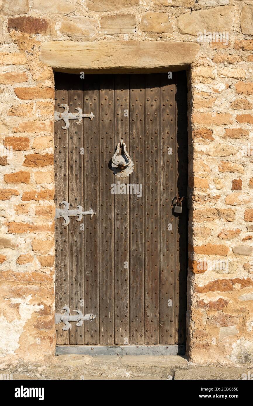 Porta antica - dettagli architettonici della Chiesa di Sant'Antonio (conosciuta come Capo Skanderbeg) a Durres, Albania. Foto Stock