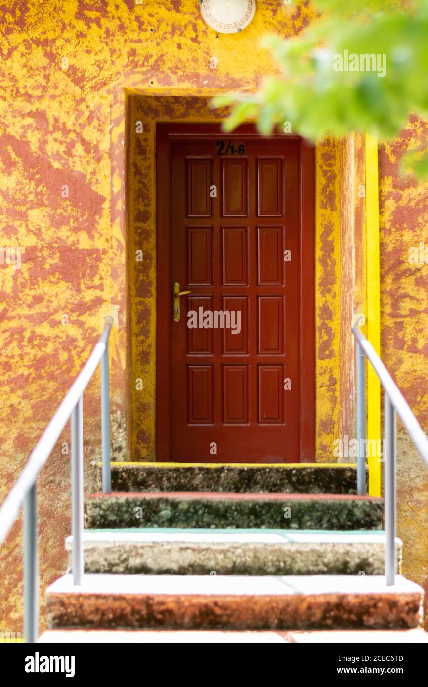 Scala che conduce ad una porta rossa Foto Stock