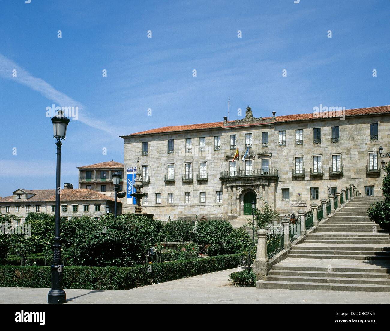 Spagna, Galizia, Pontevedra. Ex sede dell'Agenzia fiscale spagnola in città. Edificio nobile che presiede Piazza A Ferreria e fa parte dell'antico convento di San Francisco. Questo edificio ufficiale fu completamente abbandonato dall'amministrazione statale nel 2014. Facciata principale. Foto Stock