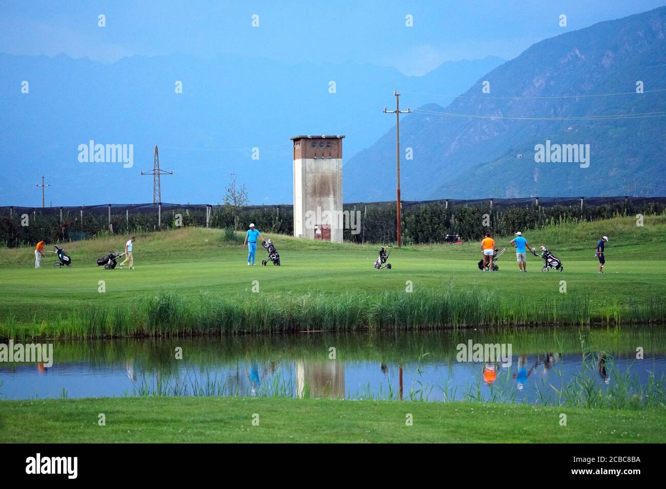 Gruppo di amici - golfisti che si divertono nel Blue Monster Golf Club in South Tirol Italia dopo il blocco COVID-19 l'11 agosto 2020. Foto Stock