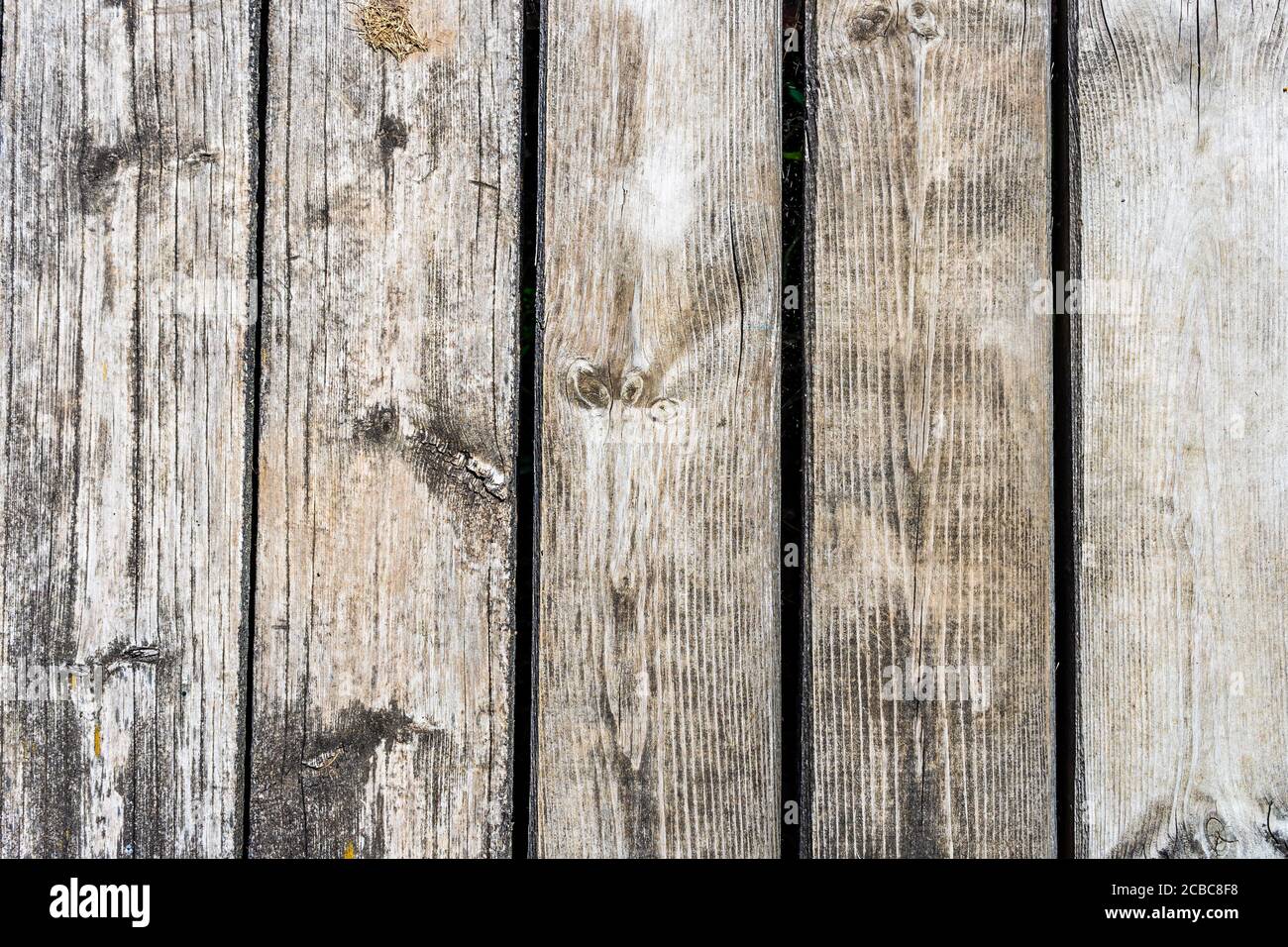 Una panca di legno di fronte ad una recinzione di legno Foto Stock