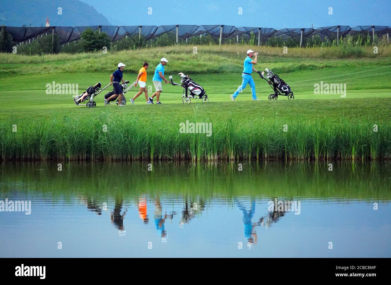 Gruppo di amici - golfisti che si divertono nel Blue Monster Golf Club in South Tirol Italia dopo il blocco COVID-19 l'11 agosto 2020. Foto Stock