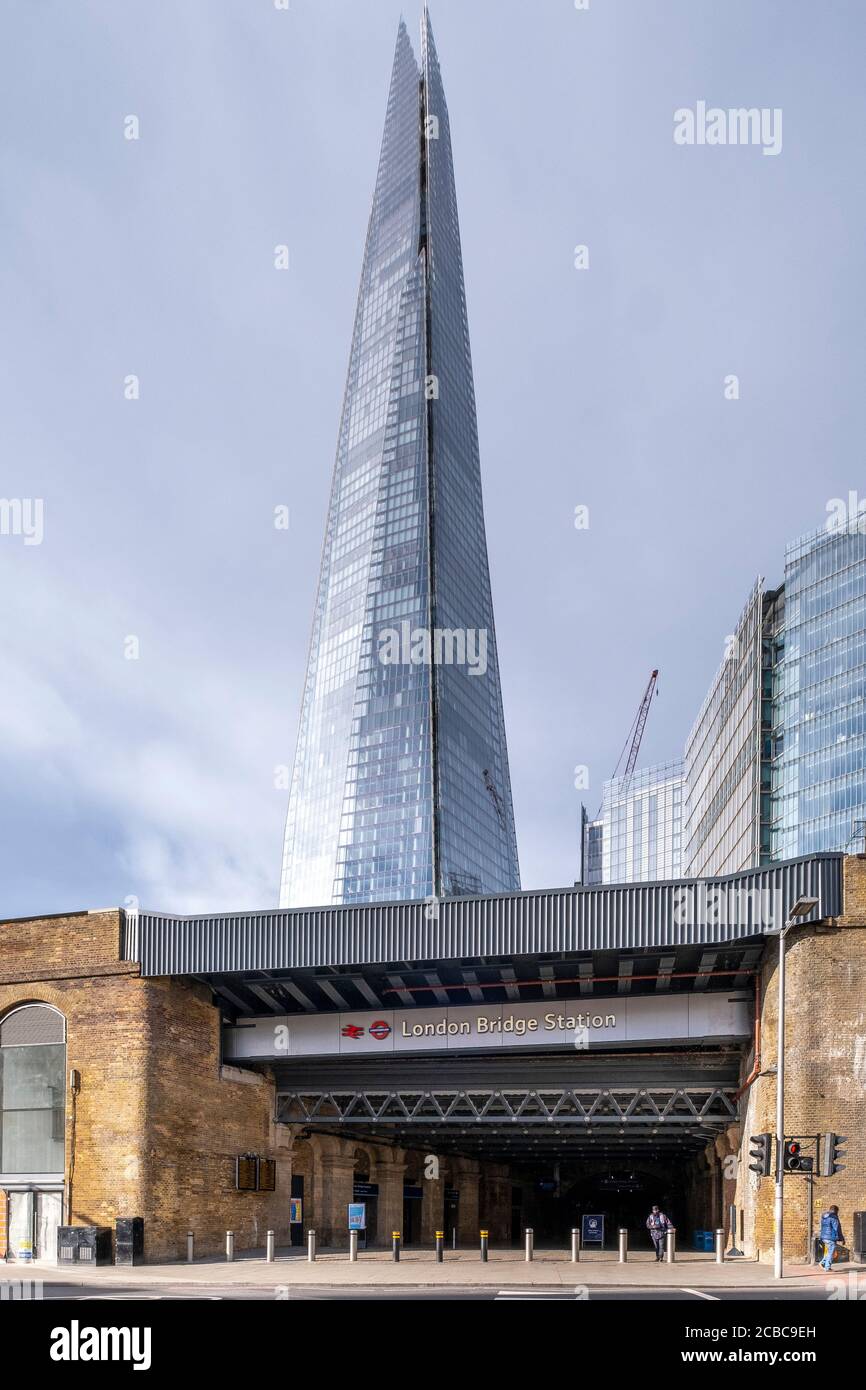 Ingresso alla stazione ferroviaria nazionale di London Bridge e alla metropolitana di Londra con Shard sullo sfondo a Southwark, Londra. Foto Stock