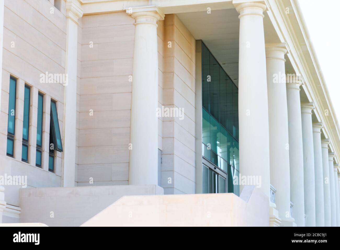 Forme geometriche e colonne di un edificio classico. Valencia, Spagna. Foto Stock