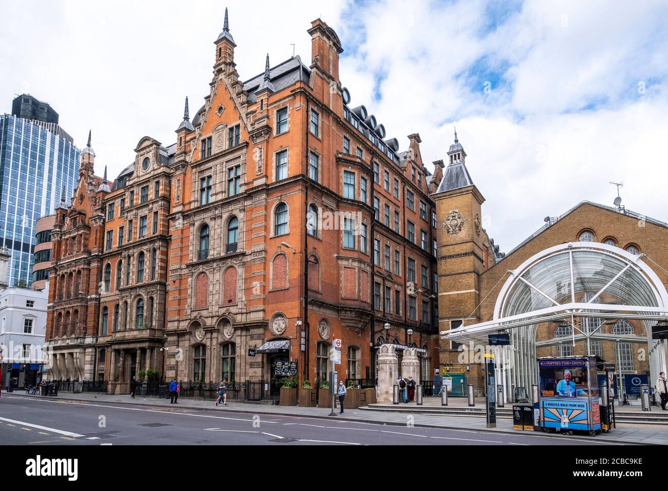 L'ex Victoria Great Eastern Hotel e l'entrata all'attuale stazione di Liverpool Street a Bishopsgate, City of London, England Foto Stock