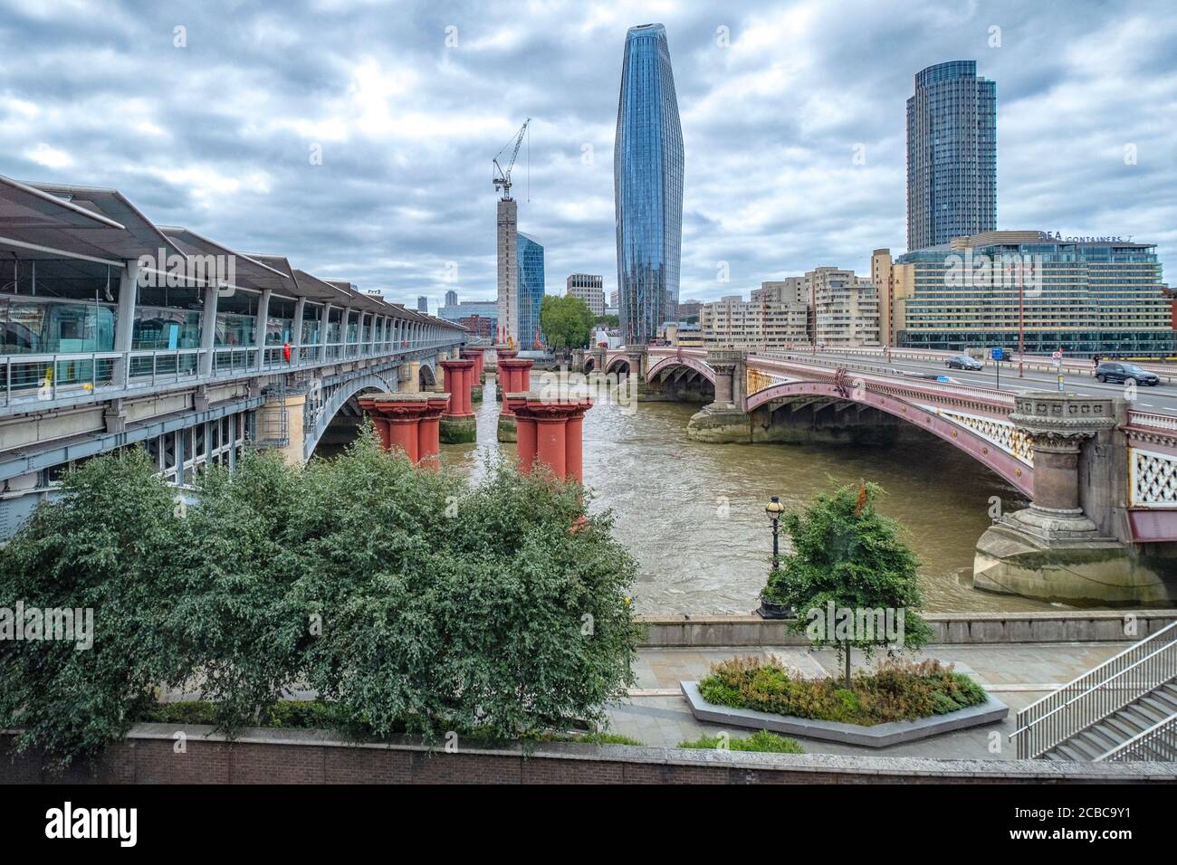 Vista dalla stazione di Blackfriars che mostra il moderno ponte ferroviario e le piattaforme, i supporti originali del ponte ferroviario e il ponte stradale vittoriano Foto Stock