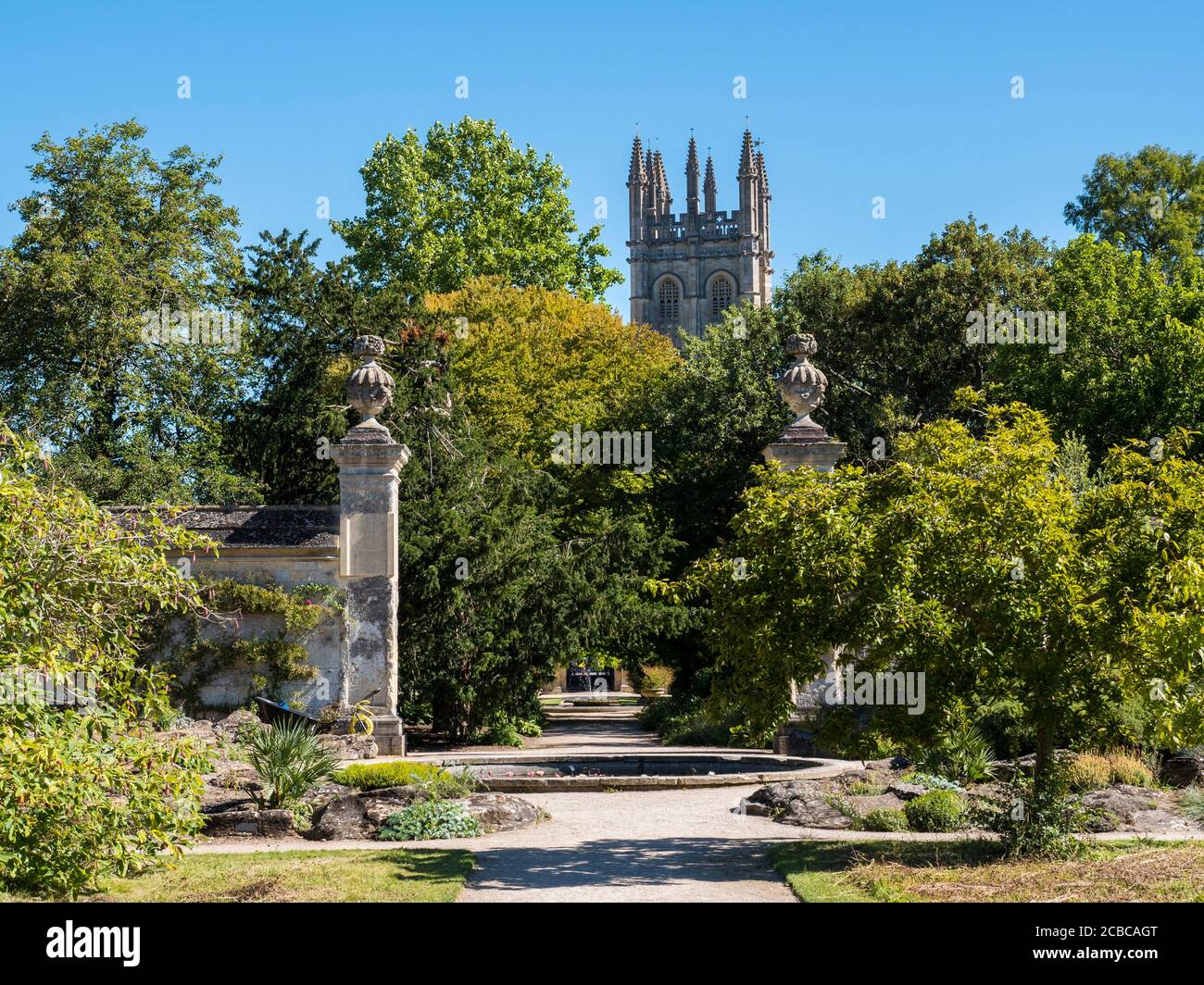 Landscape of University of Oxford Botanical Gardens, with Magdalene Tower, Oxford, Oxfordshire, England, UK, GB. Foto Stock