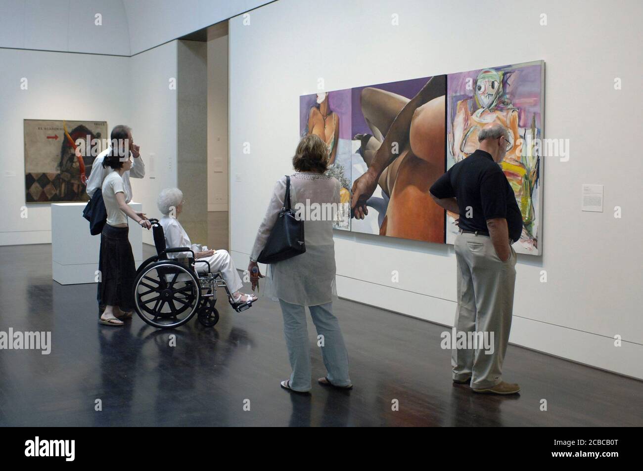 Austin, Texas USA, aprile 2006: I visitatori, tra cui la donna in sedia a rotelle, potranno ammirare le opere d'arte durante i festeggiamenti di inaugurazione al Blanton Museum of Art della University of Texas. Il Blanton ha richiesto oltre un decennio di pianificazione e costruzione e ha attirato una grande folla durante il suo primo fine settimana. ©Bob Daemmrich Foto Stock