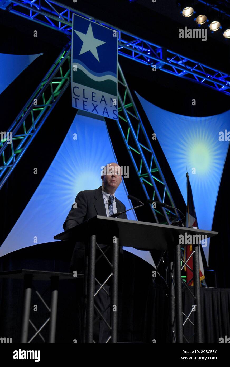 Austin, Texas USA, 10 maggio 2006. La fiera e convenzione annuale della Texas Commission on Environmental Quality (TCEQ) attira centinaia di fornitori e professionisti del settore per apprendere nuovi metodi di protezione dell'ambiente. James Connaughton, capo dell'Ufficio della qualità ambientale della Casa Bianca, parla alla conferenza. ©Bob Daemmrich Foto Stock