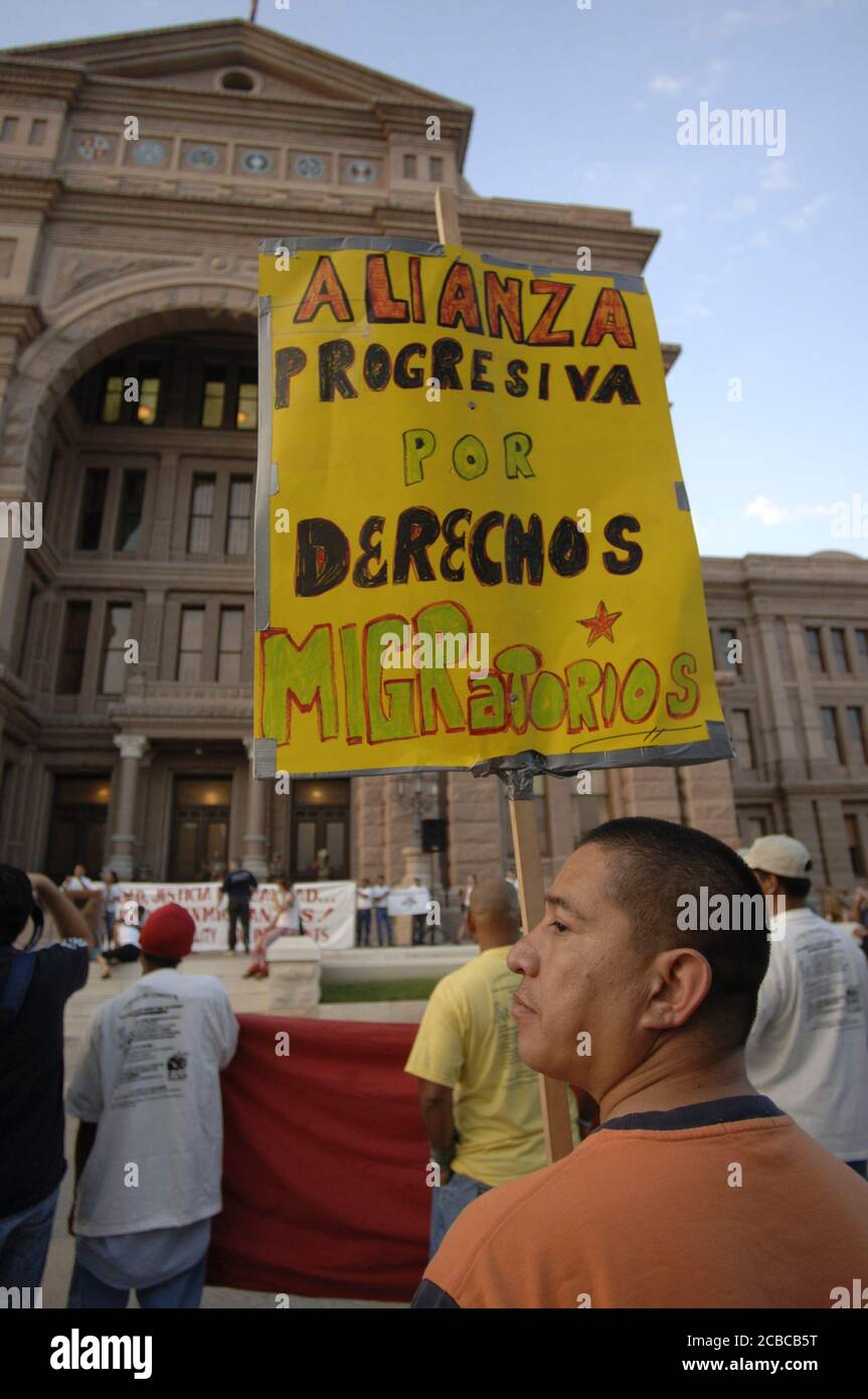 Austin, Texas USA, 7 settembre 2006: I sostenitori dei diritti dell'immigrazione si radunano in centro mentre i gruppi locali si riuniscono per aiutare a mantenere visibile la questione prima delle elezioni di metà novembre. Circa 400 immigrati messicani e centroamericani e famiglie marciarono pacificamente e tennero una veglia a lume di candela nel centro di Austin. ©Bob Daemmrich Foto Stock