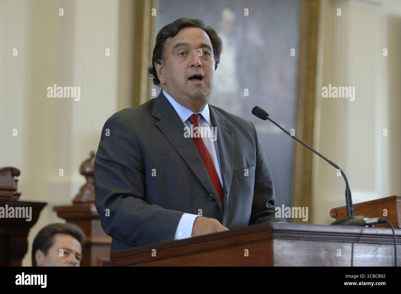 Austin, Texas USA, 25 agosto 2006: Il governatore del New Mexico Bill Richardson parla alla sessione di apertura della conferenza dei governatori di confine al Campidoglio del Texas. L'incontro annuale dà ai sei governatori messicani e ai quattro governatori di frontiera statunitensi la possibilità di discutere questioni reciproche di immigrazione, economia e sicurezza delle frontiere. ©Bob Daemmrich Foto Stock