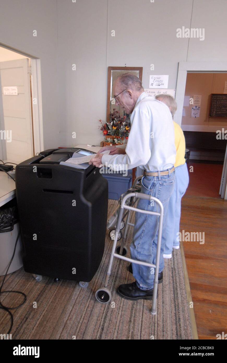 Pearl, TX 7 novembre 2006: Il Rancher James Freeman vota nella contea rurale di Coyell, nel Texas centro-occidentale, al Pearl Community Center, appena a nord di Fort Hood, utilizzando il tradizionale scrutinio di carta. I voti cartacei, più familiari agli elettori tradizionali più anziani, poi ae scansionato per il conteggio. ©© Bob Daemmrich Foto Stock