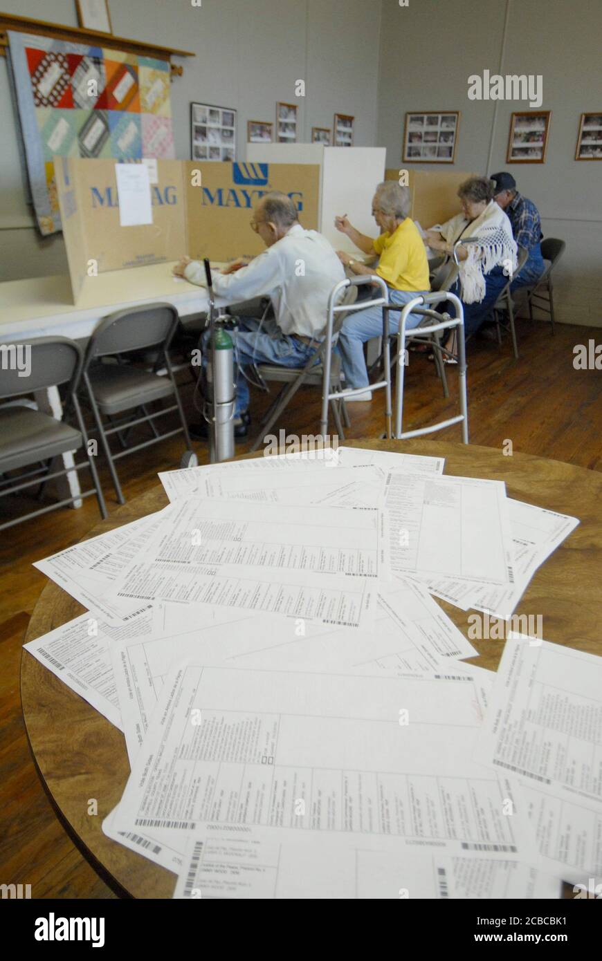 Pearl, Texas 7 novembre 2006: Agricoltori e allevatori nella contea rurale di Coyell, nel Texas centro-occidentale, votano al Pearl Community Center, appena a nord di Fort Hood, utilizzando i tradizionali ballottaggi di carta. I voti cartacei, più familiari agli elettori tradizionali più anziani, poi ae scansionato per il conteggio. ©© Bob Daemmrich Foto Stock