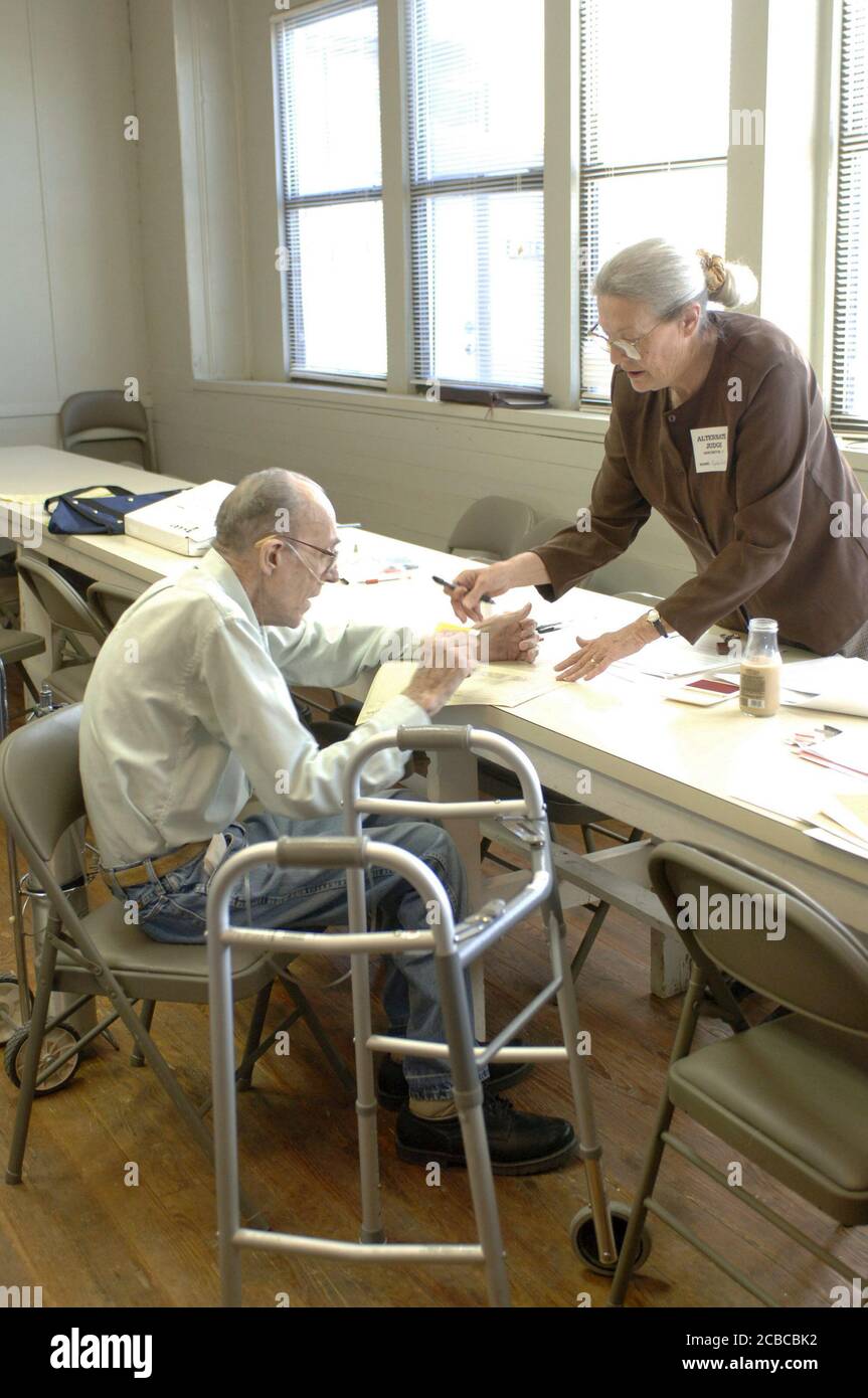 Pearl, Texas USA, 7 novembre 2006: Anziano rancher nella contea rurale di Coryell nel Texas centro-occidentale vota al Pearl Community Center appena a nord di Fort Hood usando un tradizionale scrutinio su carta. Le schede cartacee, più familiari agli elettori tradizionali più anziani, vengono quindi sottoposte a scansione per il conteggio. ©Bob Daemmrich Foto Stock