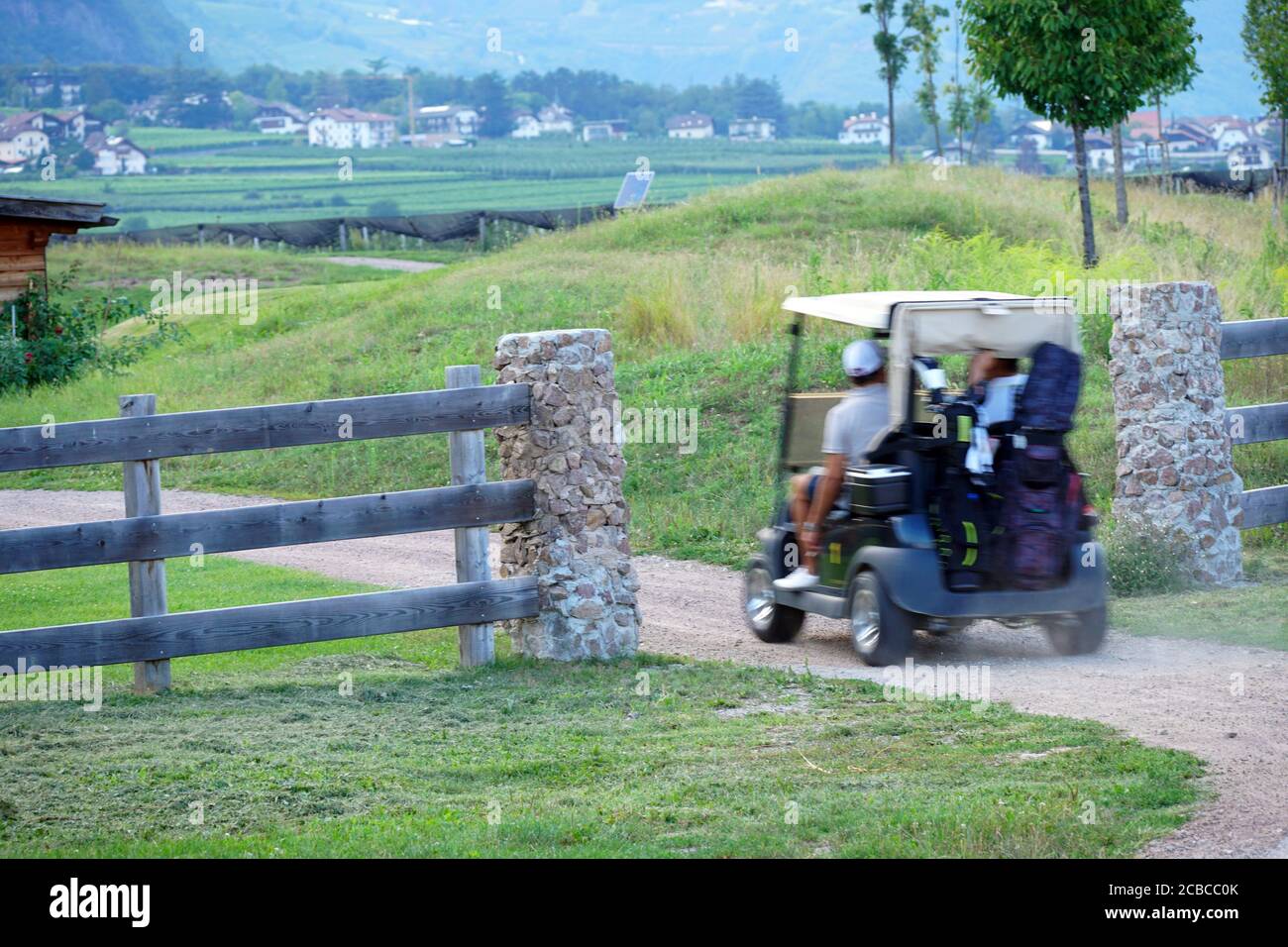 Golf cart in movimento sfocato al Blue Monster Golf Club in Sud Tirolo, Italia. Foto Stock