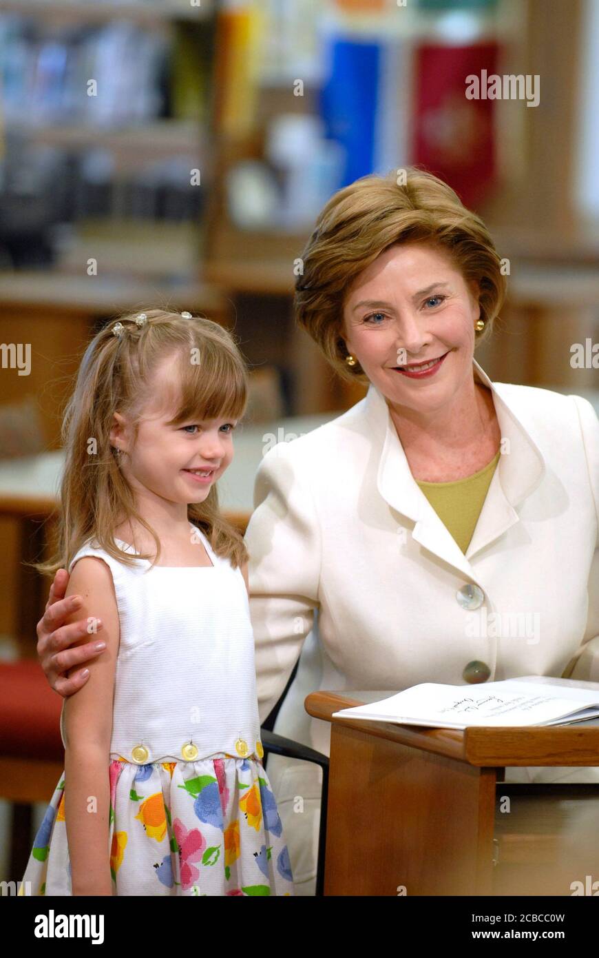 Austin, Texas USA, 14 agosto 2007: La First Lady Laura Bush, moglie del presidente degli Stati Uniti George W. Bush, parla alla Westbank Library nella periferia di Westlake Hills, dove una nuova biblioteca sarà chiamata per lei il prossimo anno. Questa sarà la prima biblioteca negli Stati Uniti chiamata così in onore della signora Bush, un'ex bibliotecaria della scuola pubblica del Texas. La signora Bush firma il primo libro nella nuova biblioteca per la bambina di cinque anni Reese Phinney. ©Bob Daemmrich Foto Stock
