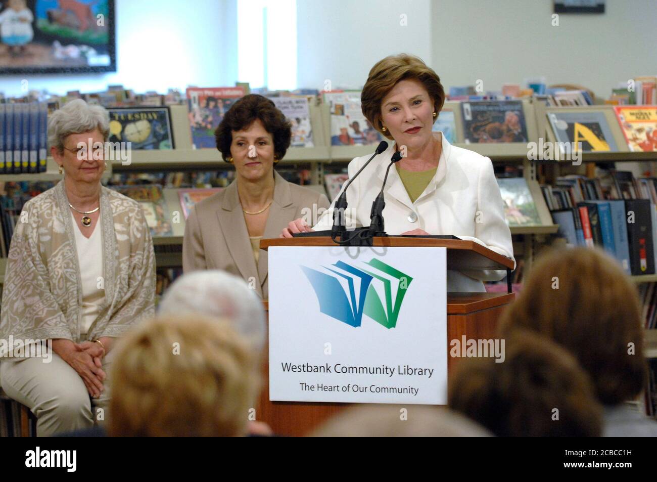 Austin, Texas USA, 14 agosto 2007: La First Lady Laura Bush, moglie del presidente degli Stati Uniti George W. Bush, parla alla Westbank Library nella periferia di Westlake Hills, dove una nuova biblioteca sarà chiamata per lei il prossimo anno. Questa sarà la prima biblioteca negli Stati Uniti chiamata così in onore della signora Bush, un'ex bibliotecaria della scuola pubblica del Texas. A sinistra c'è il direttore della biblioteca Beth Fox insieme al Texas Comptroller Susan Combs (al centro). ©Bob Daemmrich Foto Stock