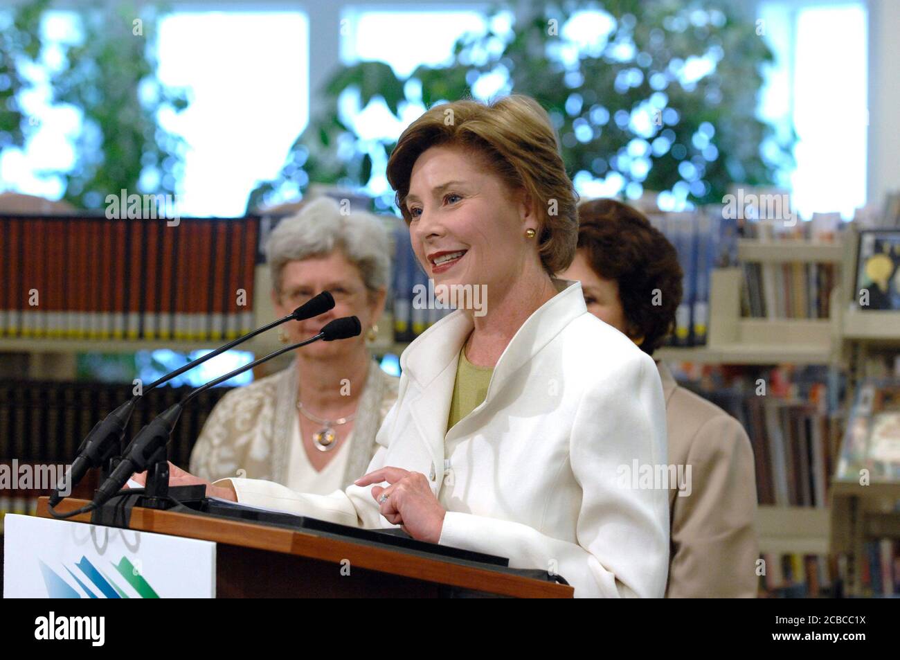 Austin, Texas USA, 14 agosto 2007: La First Lady Laura Bush, moglie del presidente degli Stati Uniti George W. Bush, parla alla Westbank Library nella periferia di Westlake Hills, dove una nuova biblioteca sarà chiamata per lei il prossimo anno. Questa sarà la prima biblioteca negli Stati Uniti chiamata così in onore della signora Bush, un'ex bibliotecaria della scuola pubblica del Texas. ©Bob Daemmrich Foto Stock