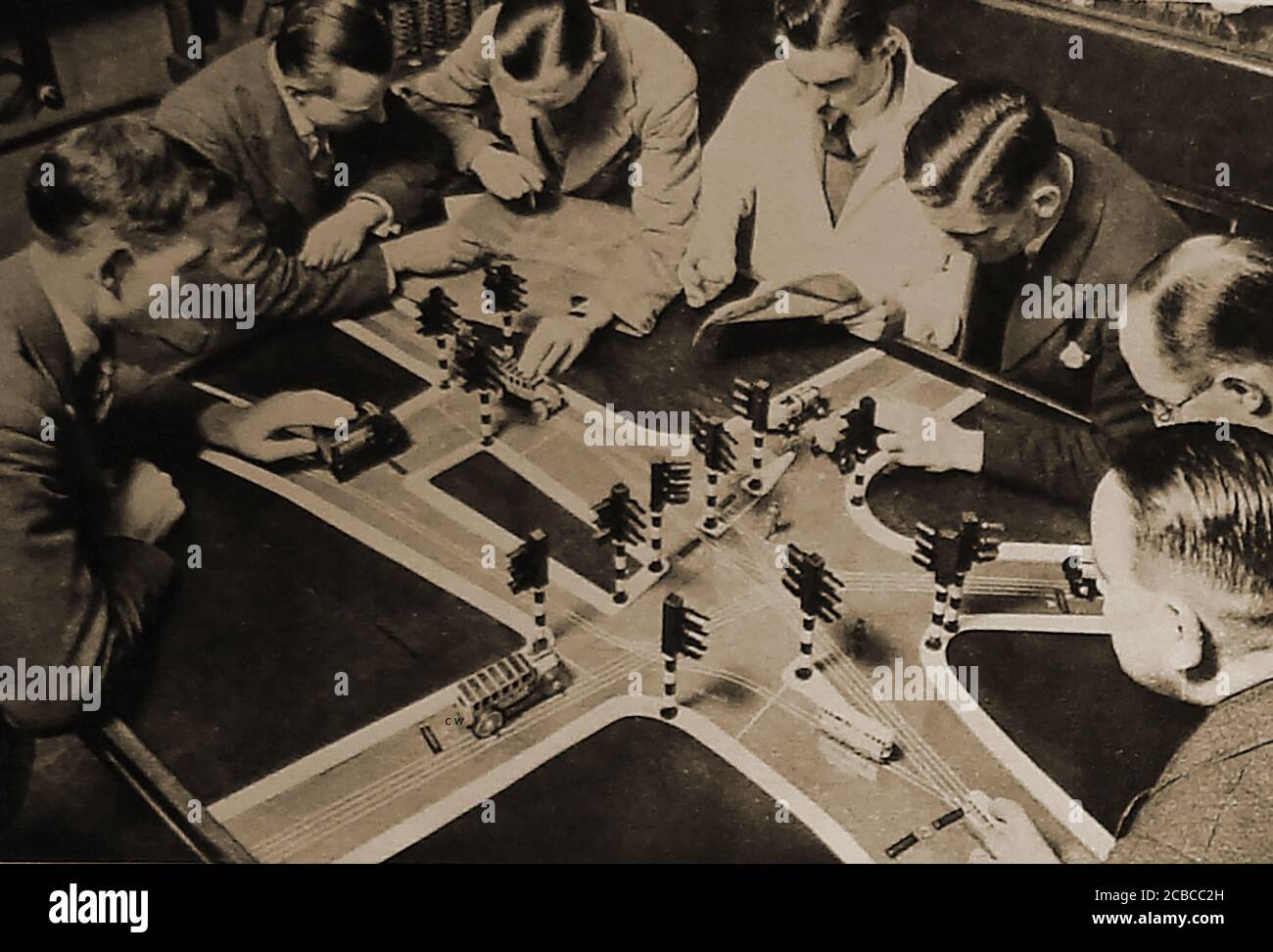 C1934 - le autorità di Londra progettano il nuovo sistema di semafori per la città e oltre. Foto Stock