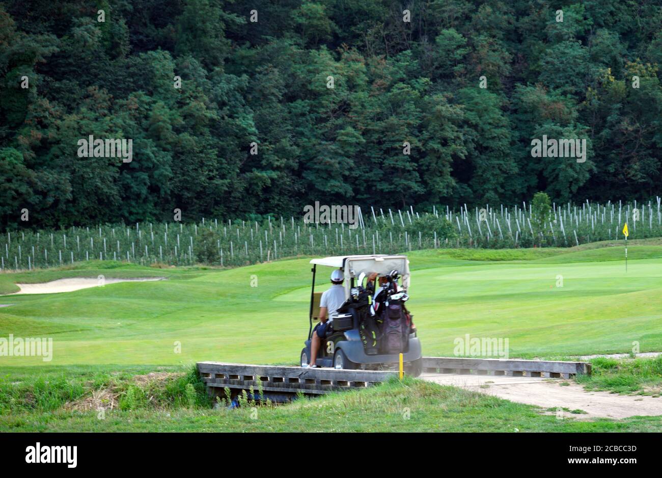 Golf cart in movimento sfocato al Blue Monster Golf Club in Sud Tirolo, Italia. Foto Stock