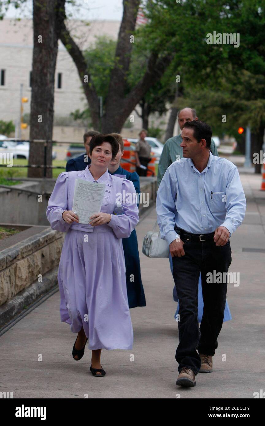 San Angelo, Texas USA, 17 aprile 2008: I membri dello YFZ Ranch arrivano giovedì mattina al Tom Green County Courthouse per un'udienza giudiziaria sulla custodia delle centinaia di bambini prelevati dallo Stato del Texas dal complesso. ©Bob Daemmrich Foto Stock