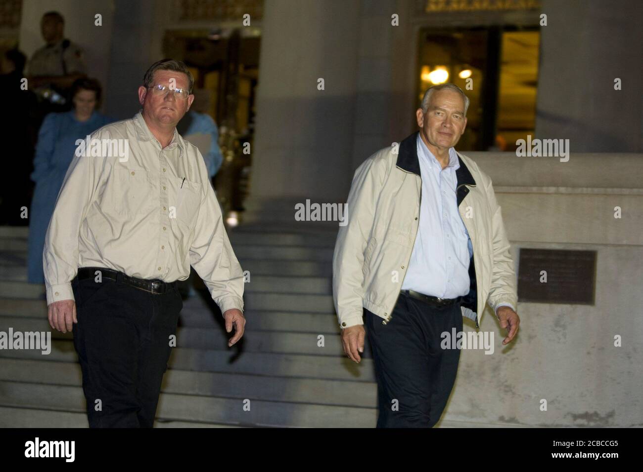 San Angelo, Texas USA, 17 aprile 2008: I membri dello YFZ Ranch lasciano il Tom Green County Courthouse per la notte dopo un'udienza giudiziaria sulla custodia di centinaia di bambini prelevati dallo Stato del Texas dal ranch. ©Bob Daemmrich Foto Stock