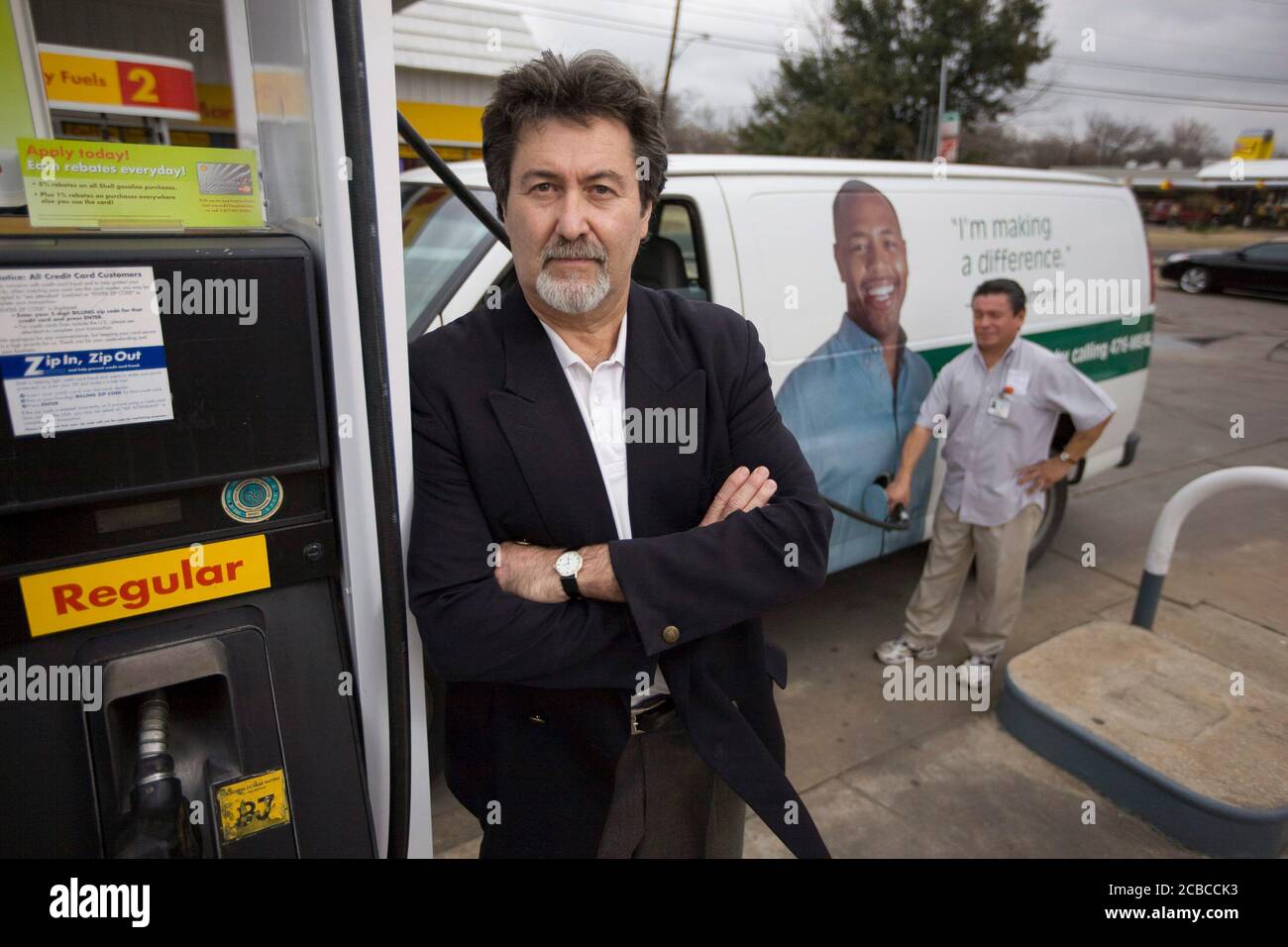 Austin, Texas USA, 28 gennaio 2008: Dan Pruett, presidente e CEO dell'organizzazione no-profit Austin (TX) Meals on Wheels, si pone di fronte a una pompa di benzina dove i furgoni della sua agenzia vengono riforniti quasi ogni giorno. Pruett perde regolarmente volontari a causa dell'alto prezzo del gas. ©Bob Daemmrich Foto Stock
