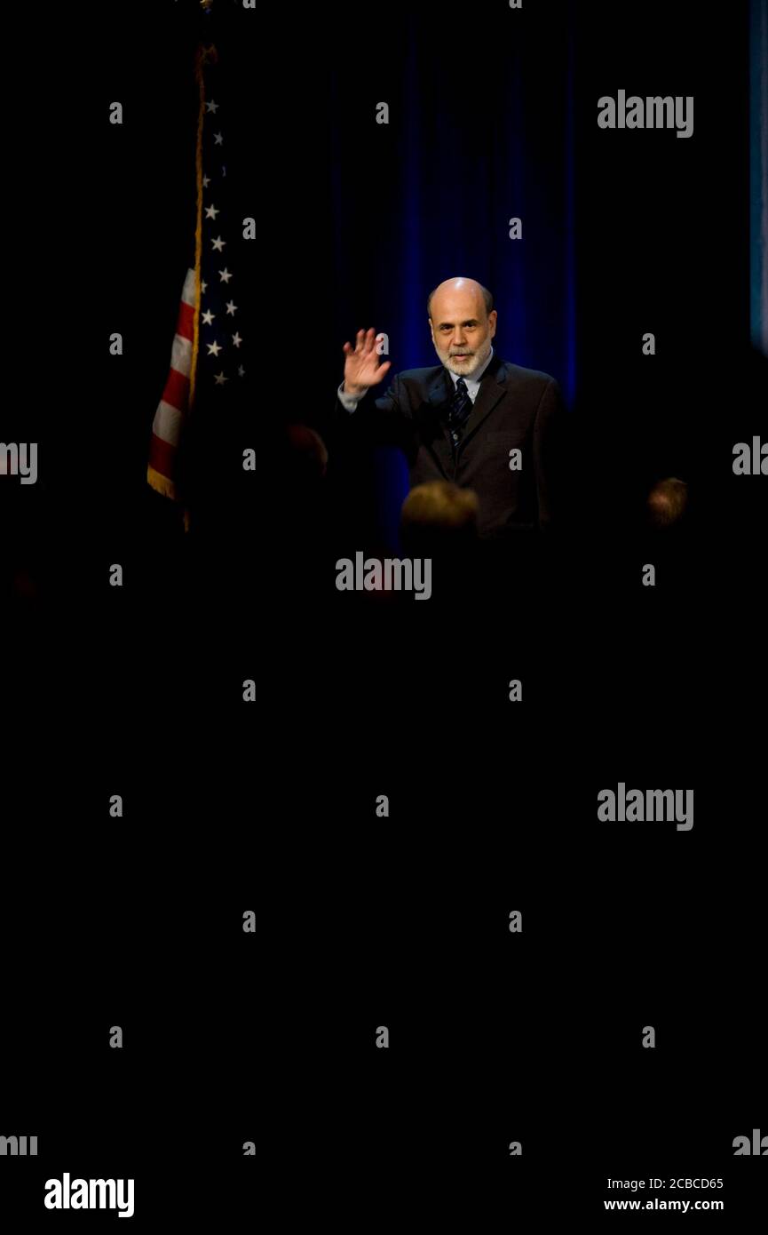 Austin, Texas USA, 1° dicembre 2008: Il presidente della Federal Reserve statunitense Ben Bernanke parla davanti a 1.800 uomini d'affari a un evento della camera di commercio di Austin, dicendo alla folla che la crisi finanziaria globale si estenderà ben fino al 2009 prima che le misure ufficiali abbiano un effetto positivo sull'economia. ©Bob Daemmrich Foto Stock