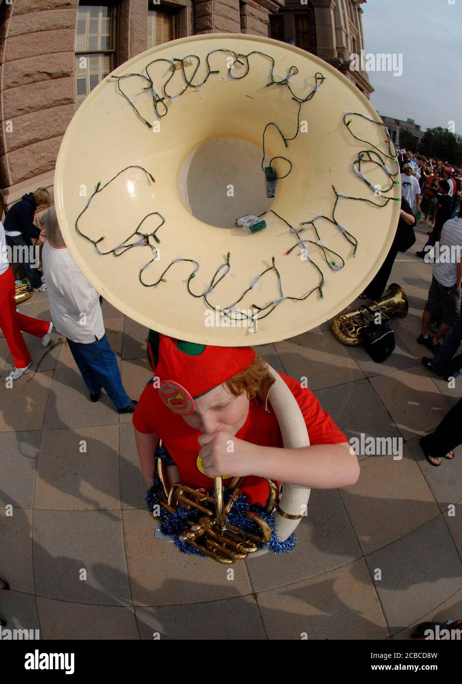 Austin, Texas USA, 19 dicembre 2008: Circa 150 studenti di musica e insegnanti provenienti da tutto il Texas si riuniscono venerdì ai gradini meridionali del Campidoglio del Texas per il 24° annuale 'Tuba Christmas', dove musicisti suonavano canzoni natalizie usando vasche di tutte le dimensioni . ©Bob Daemmrich Foto Stock