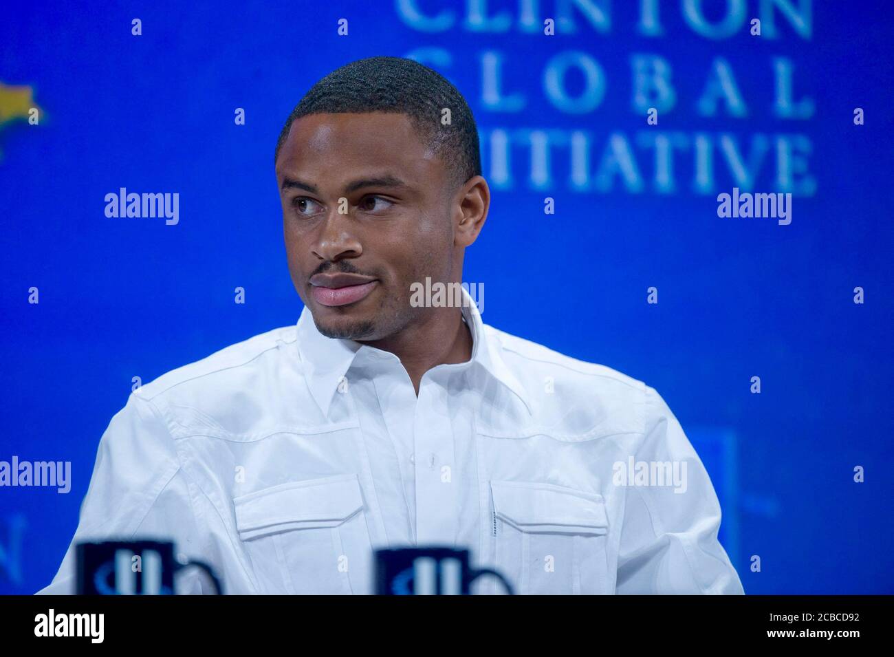 Austin, Texas USA, 14 febbraio 2009: Il giocatore di football NFL Nnamdi Asomugha partecipa a una discussione alla seconda annuale Clinton Global Initiative University, una conferenza che riunisce gli studenti per agire su sfide globali come povertà, fame, energia, cambiamento climatico e salute globale. Il programma è stato fondato dall'ex presidente Bill Clinton. ©Bob Daemmrich Foto Stock