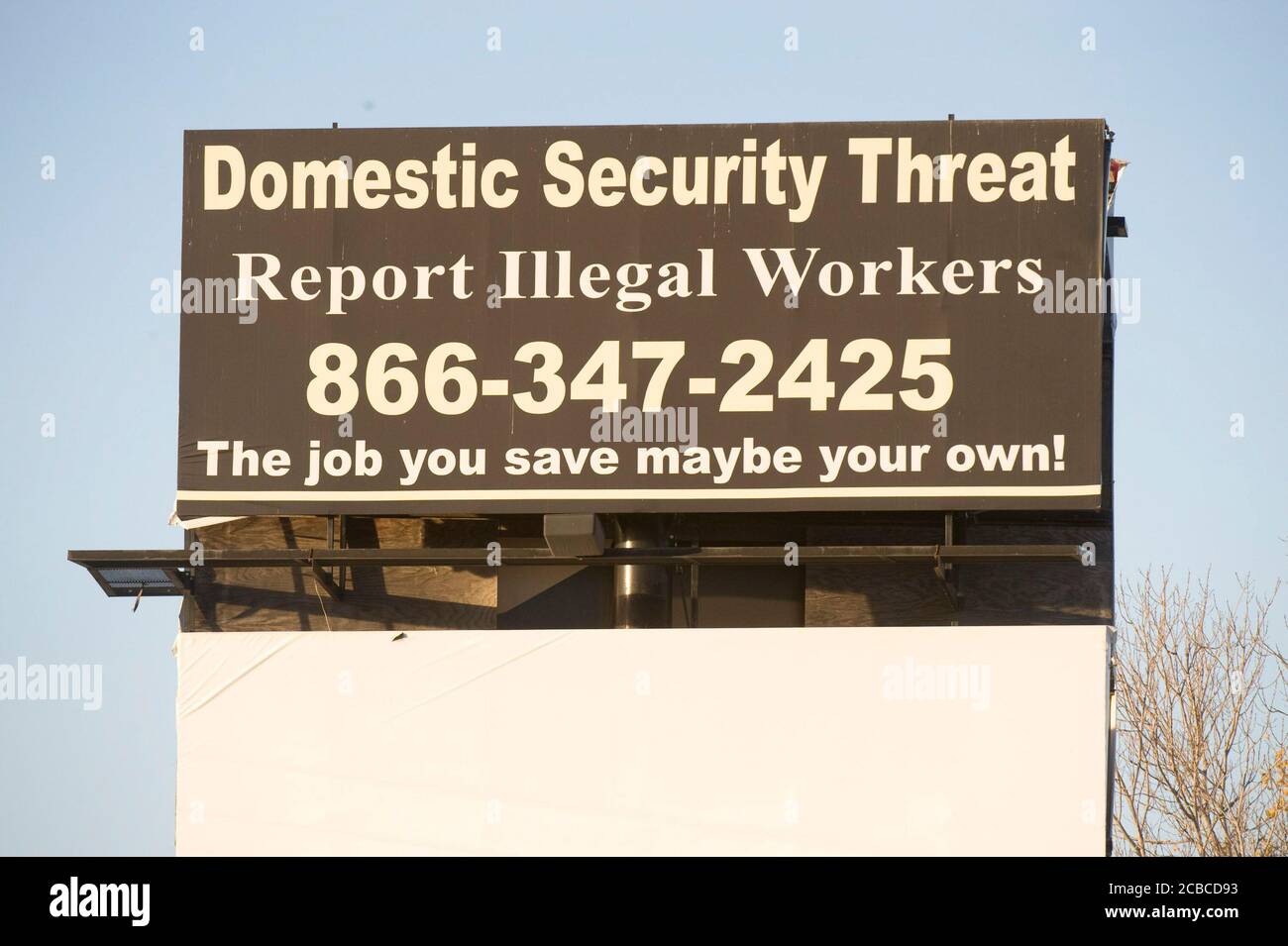 Chatfield, Texas USA, 7 dicembre 2008: Billboard along Interstate 45 in Ellis County, Texas, chiedendo ai cittadini di segnalare i lavoratori illegali alla linea telefonica. ©Bob Daemmrich Foto Stock
