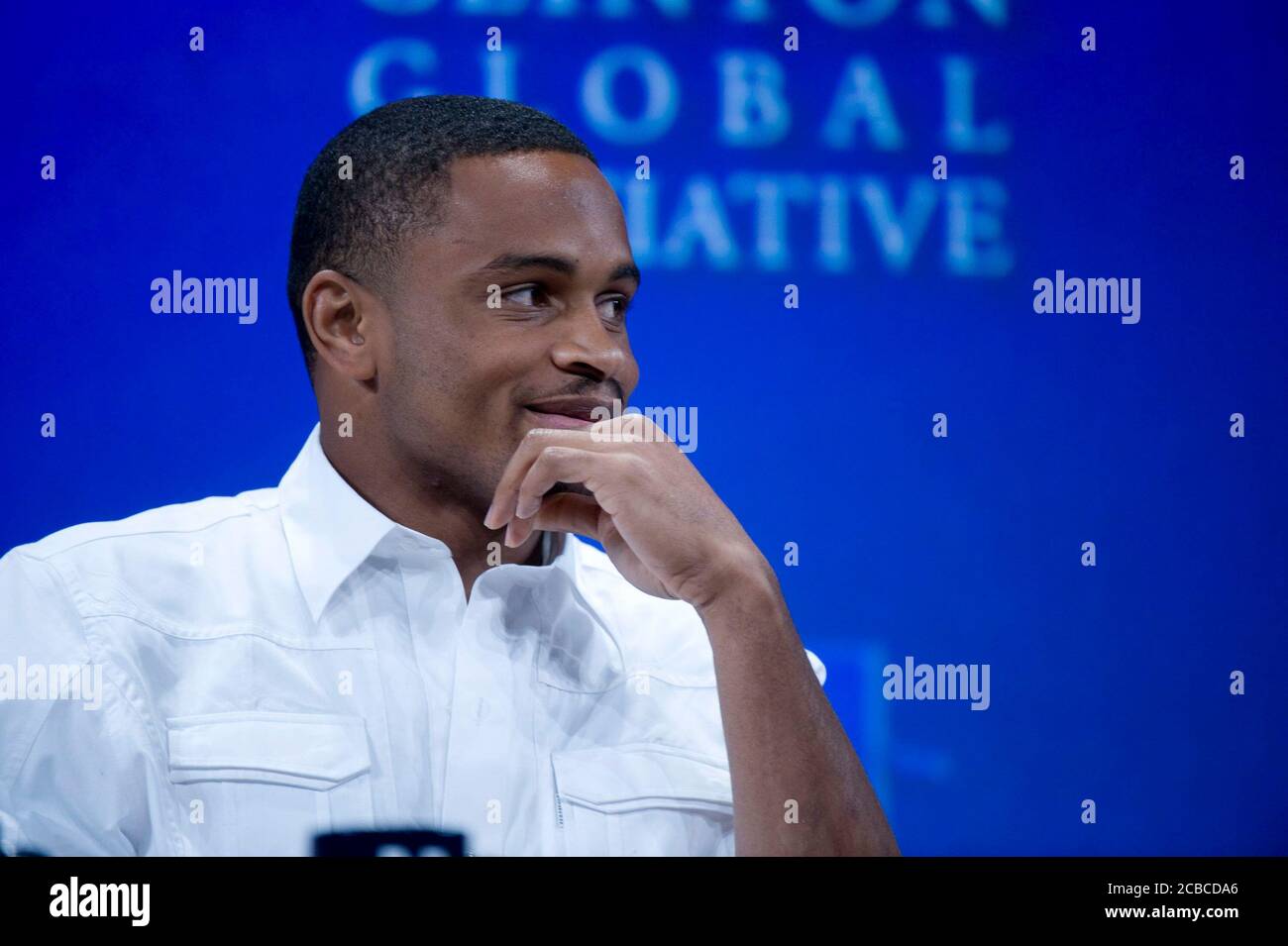 Austin, Texas USA, 14 febbraio 2009: Il giocatore di football NFL Nnamdi Asomugha partecipa a una discussione alla seconda annuale Clinton Global Initiative University, una conferenza che riunisce gli studenti per agire su sfide globali come povertà, fame, energia, cambiamento climatico e salute globale. Il programma è stato fondato dall'ex presidente Bill Clinton. ©Bob Daemmrich Foto Stock